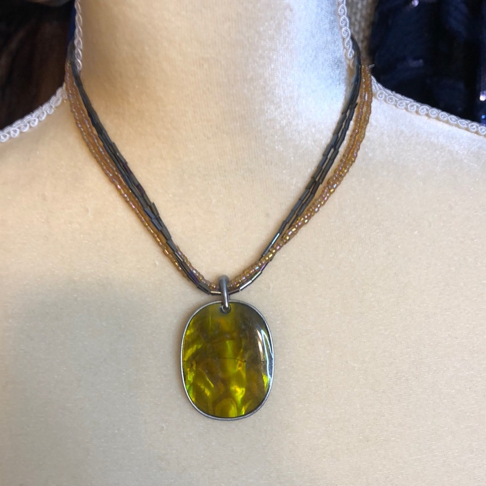 Short necklace with stone pendant